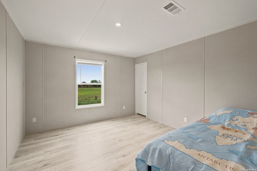 Spacious, unfurnished interior of a new home in , Hondo (Image 11).