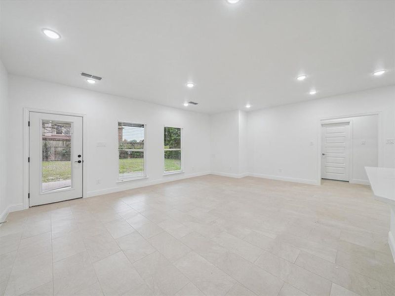 Spacious, unfurnished interior of a new home in , Mesquite (Image 19).