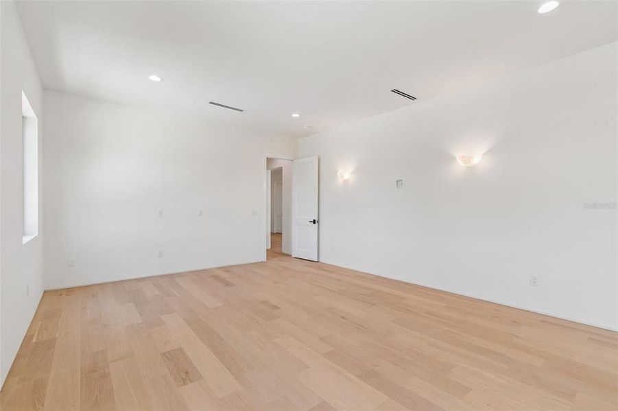 Spacious, unfurnished interior of a new home in , Tampa (Image 61).