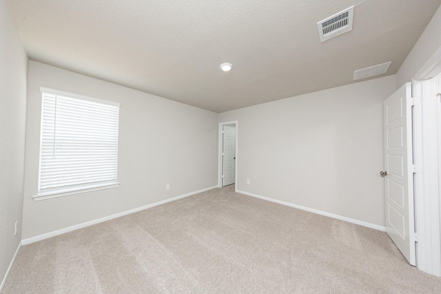 Spacious, unfurnished interior of a new home in Mackenzie Creek, Conroe (Image 17).