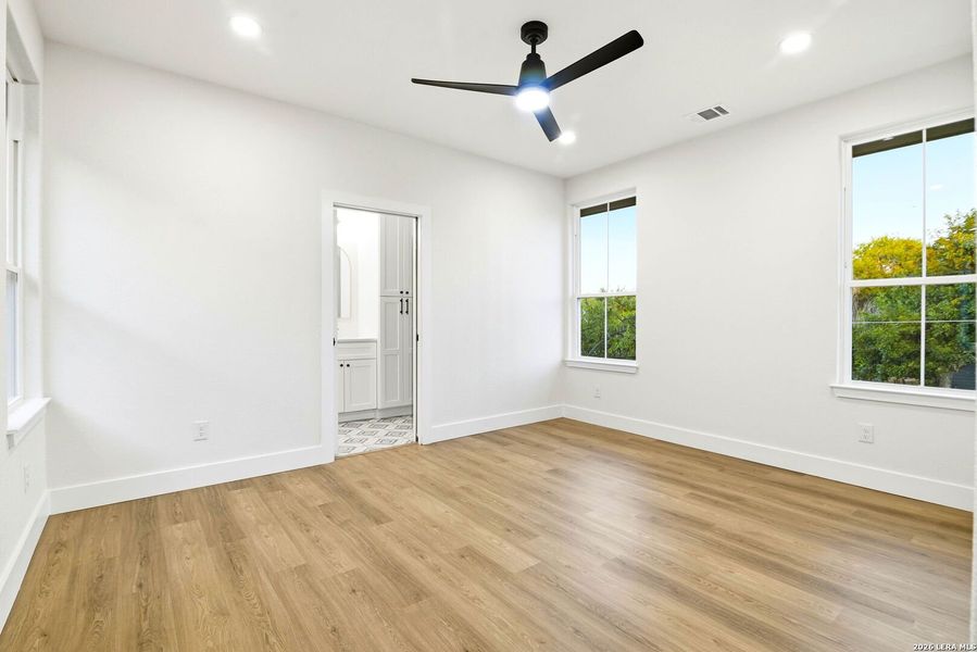 Spacious, unfurnished interior of a new home in , San Antonio (Image 24).