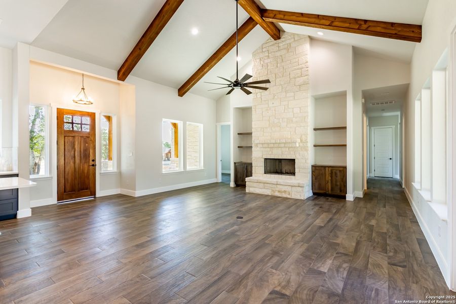 Spacious, unfurnished interior of a new home in , La Vernia (Image 30).