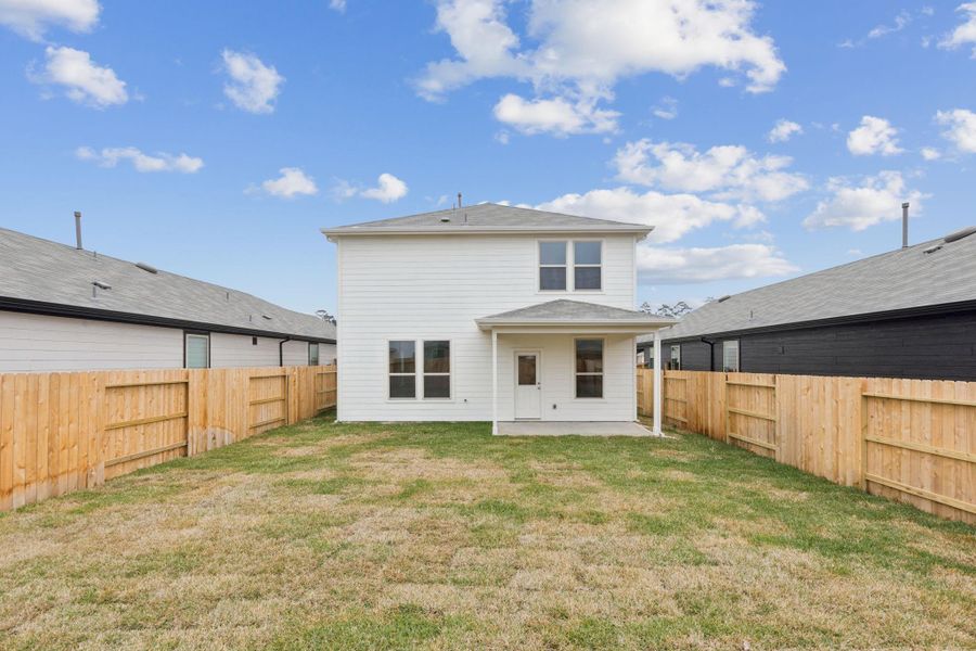 Exterior details and patio area of a home in Mavera, Conroe (Image 2).