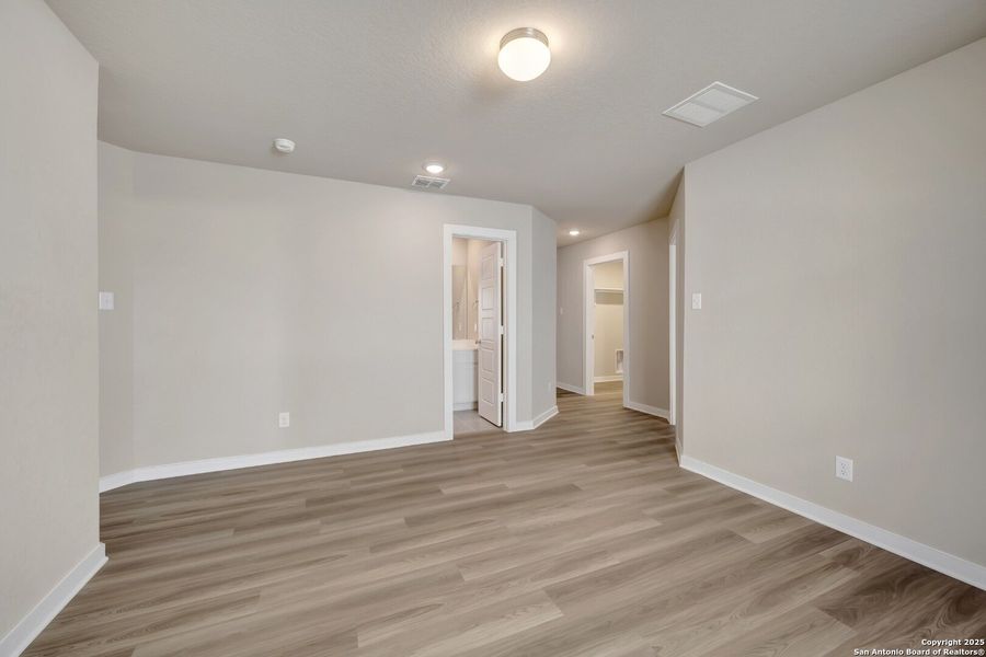 Spacious, unfurnished interior of a new home in Winding Brook, San Antonio (Image 24).