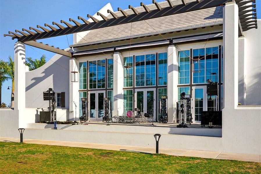 Exterior details and patio area of a home in , Venice (Image 28).