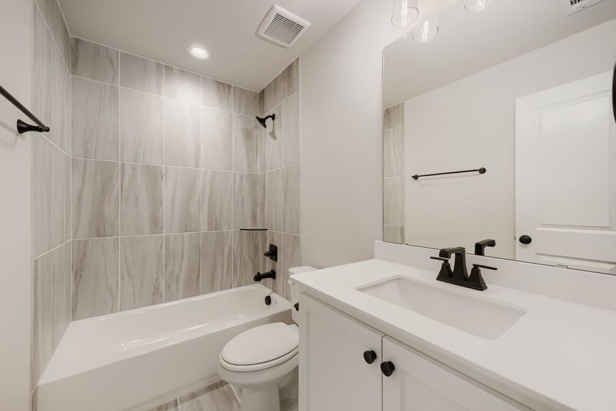 1281 White Pine - Full Bathroom 1281 White Pine - Full Bathroom