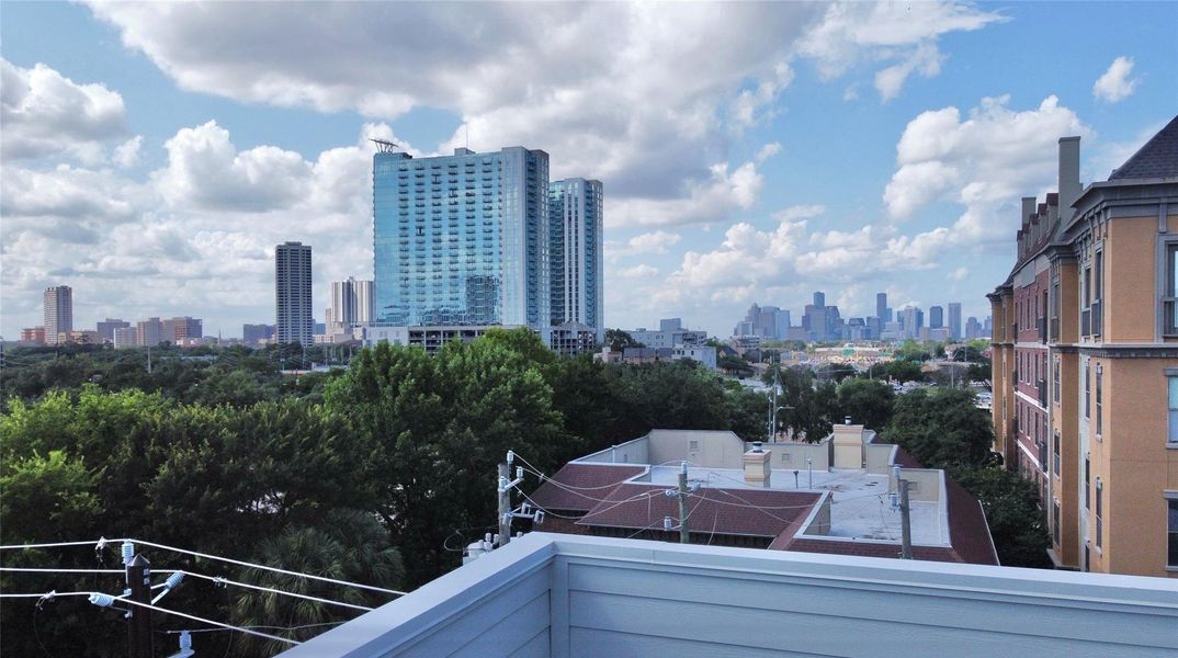 Condo located in Houston, TX showcasing its design and architecture (Image 5).