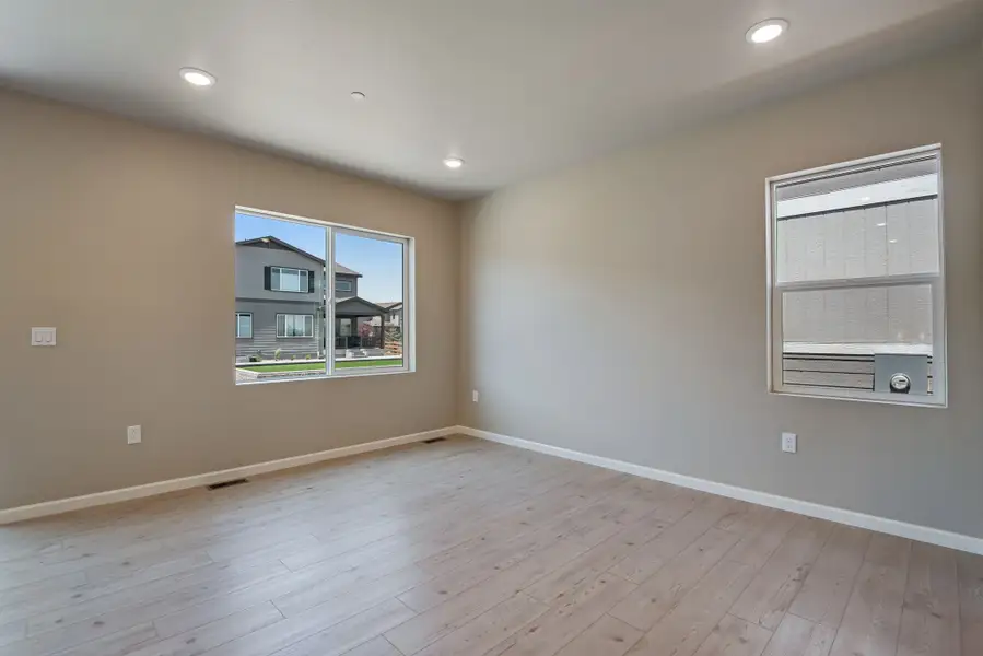 Spacious, unfurnished interior of a new home in Reunion, Commerce City (Image 27).