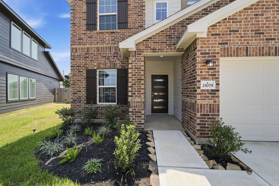 Exterior details and patio area of a home in Magnolia Springs, Montgomery (Image 3).