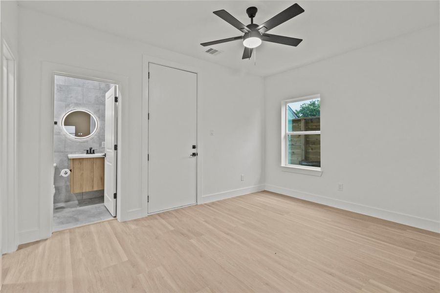 Spacious, unfurnished interior of a new home in , Houston (Image 18).