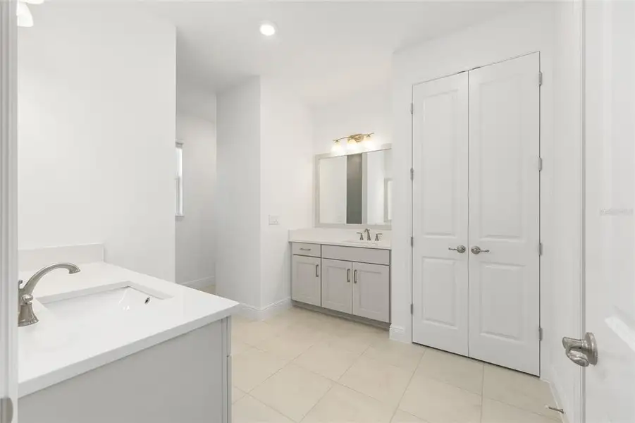 Furnished interior view inside a new home in , Ocala (Image 6).