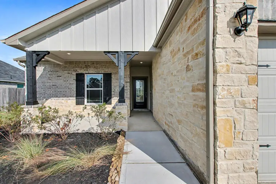 Exterior details and patio area of a home in Columbia Lakes, West Columbia (Image 3).