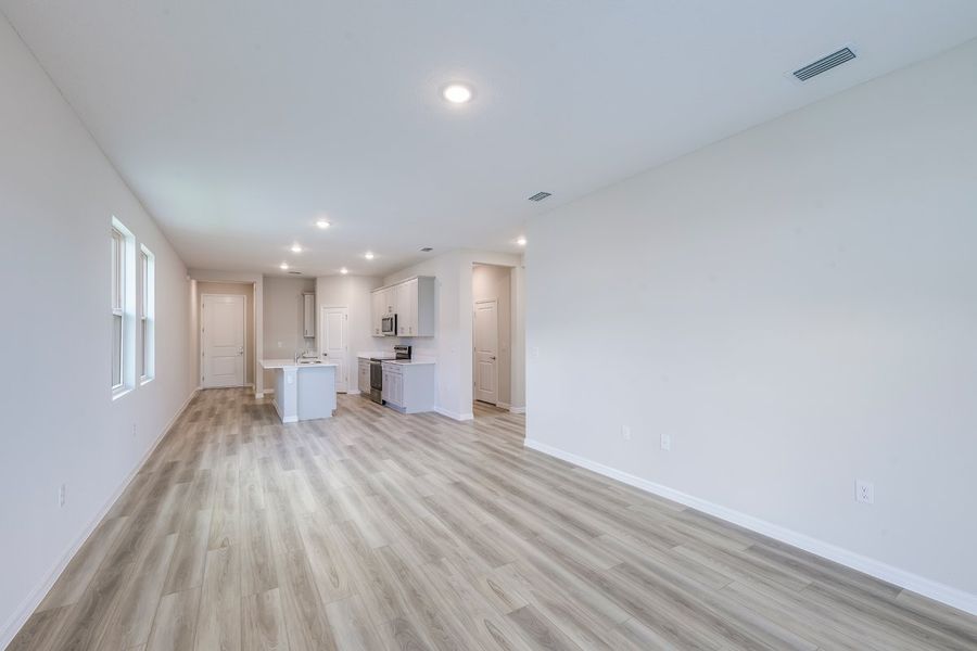 Spacious, unfurnished interior of a new home in Cherrywood Preserve, Ocala (Image 10).