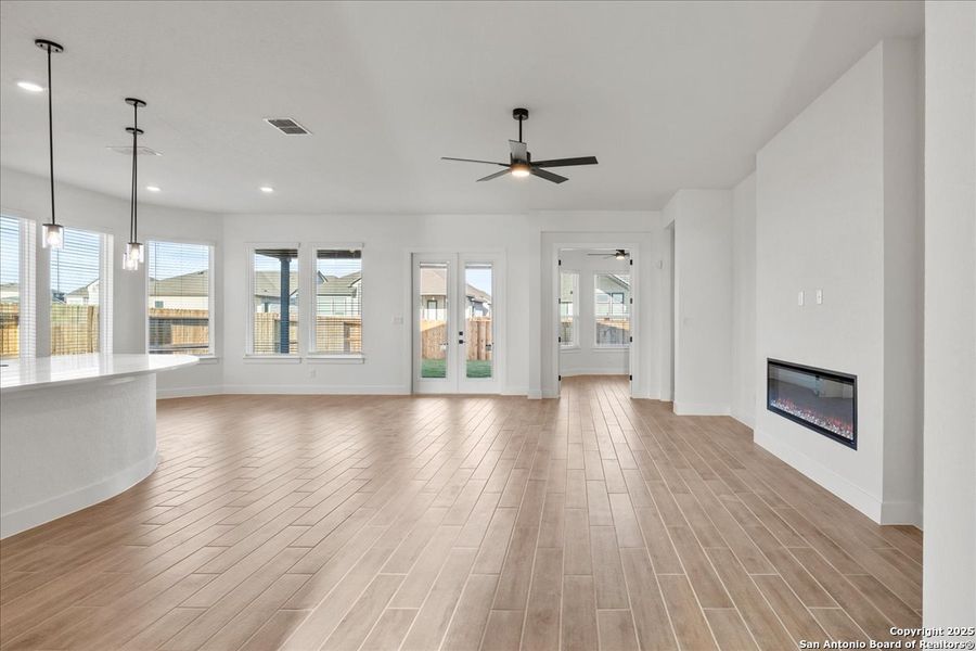 Spacious, unfurnished interior of a new home in Village at Three Oaks, Seguin (Image 16).