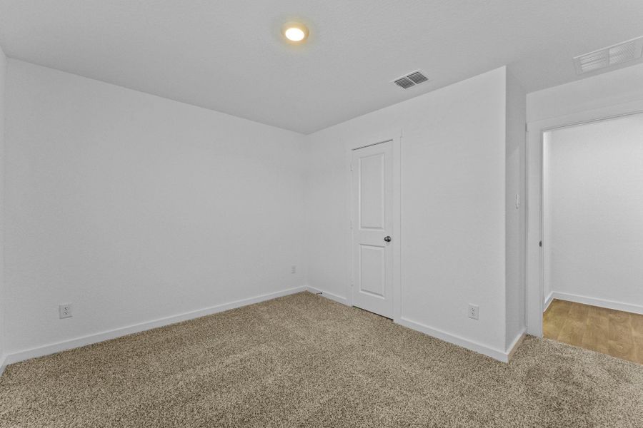Spacious, unfurnished interior of a new home in Sonoma Oaks, Fredericksburg (Image 17).