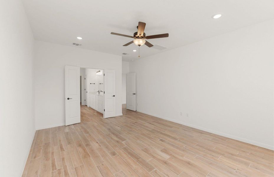 Spacious, unfurnished interior of a new home in Crescent Bluff, Georgetown (Image 17).
