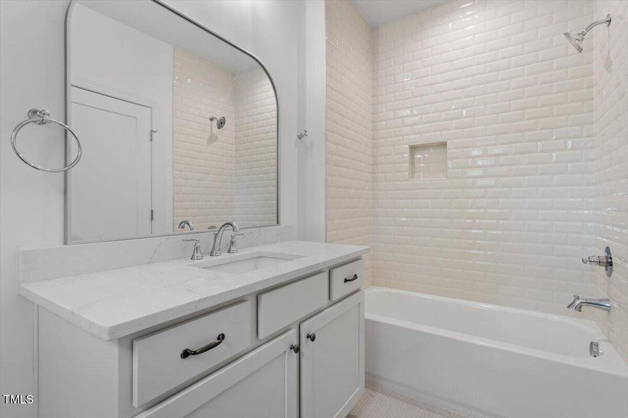 40-3302.5 Hall Place [2153293]_40