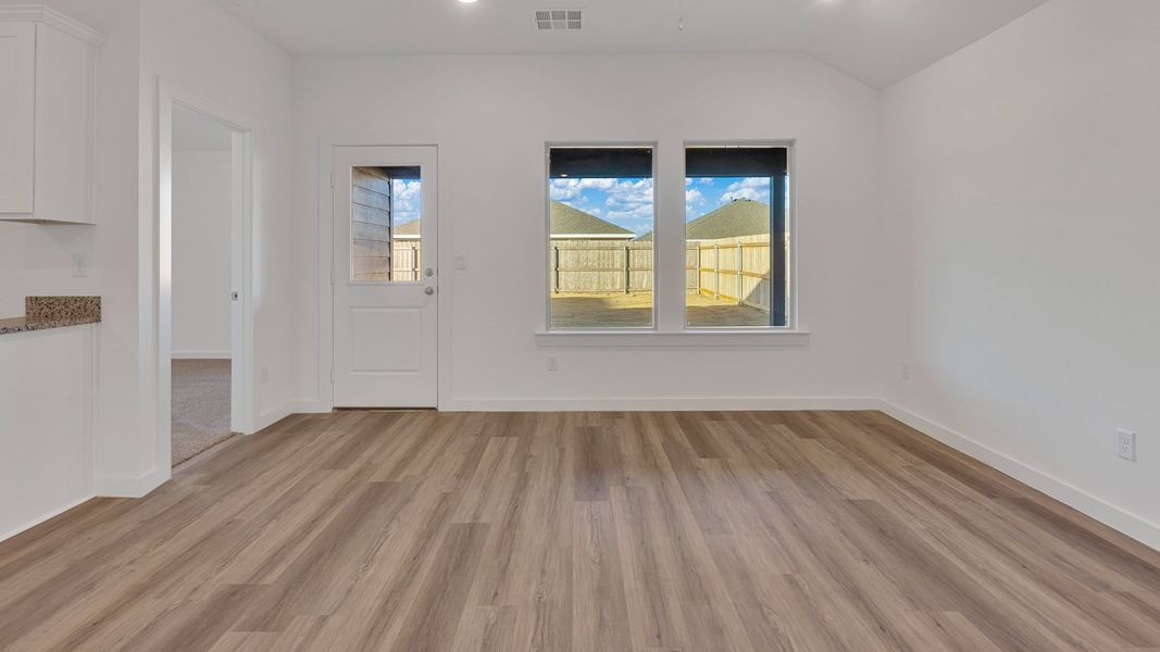 Spacious, unfurnished interior of a new home in Allen Farms, Lubbock (Image 12).