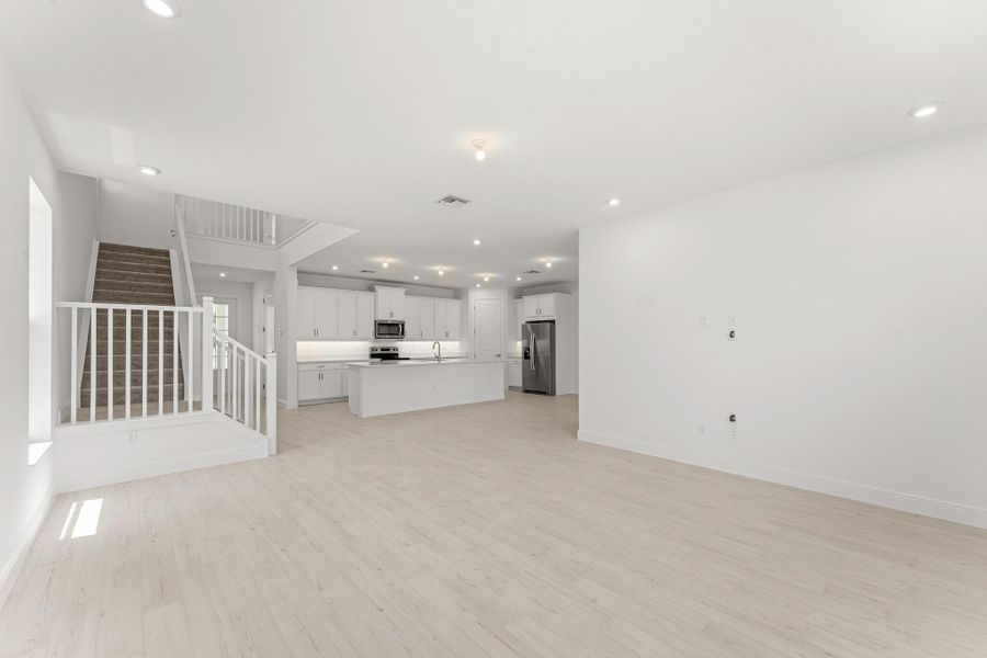 Spacious, unfurnished interior of a new home in Avila, Jensen Beach (Image 11).