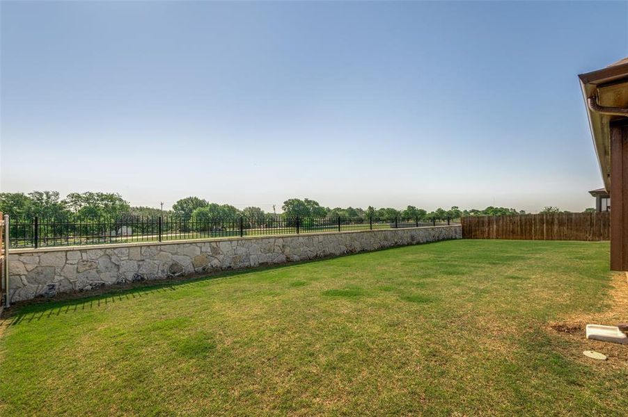 Exterior details and patio area of a home in , Waxahachie (Image 4).