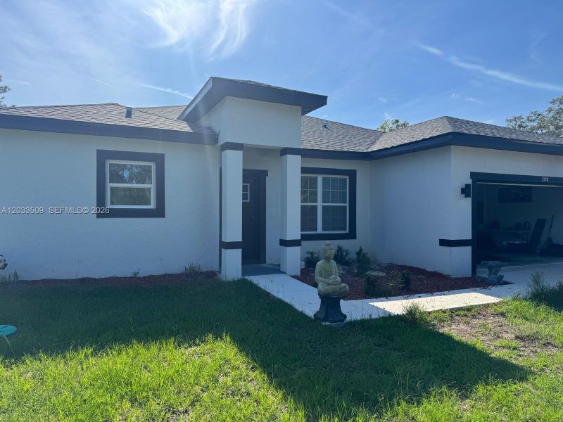 Exterior details and patio area of a home in , Dunnellon (Image 2). Exterior details and patio area of a home in , Dunnellon (Image 2).