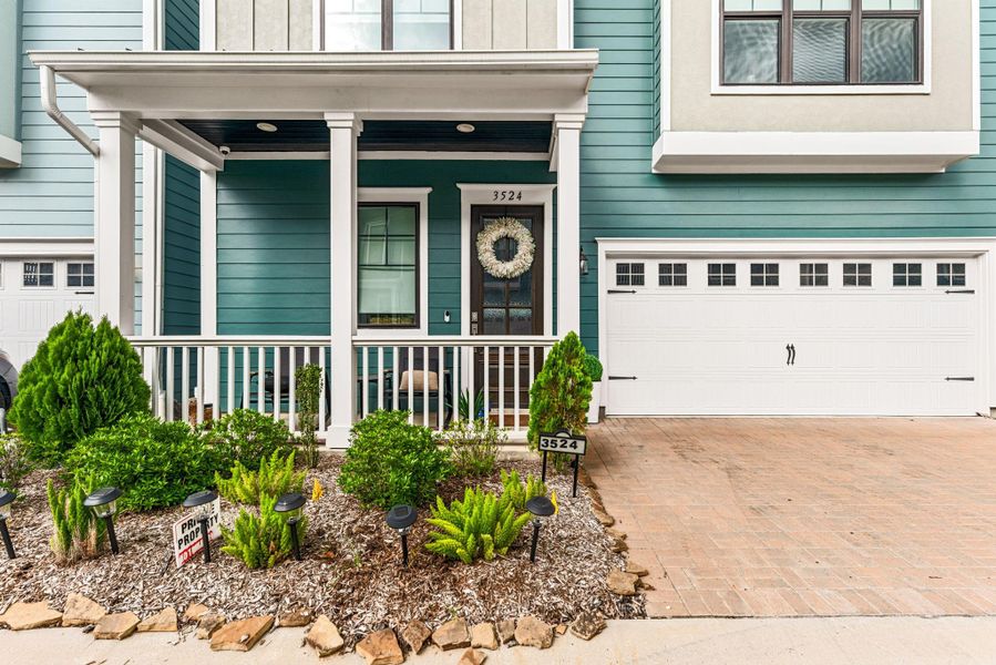 Exterior details and patio area of a home in Timbergrove Trails, Houston (Image 23).