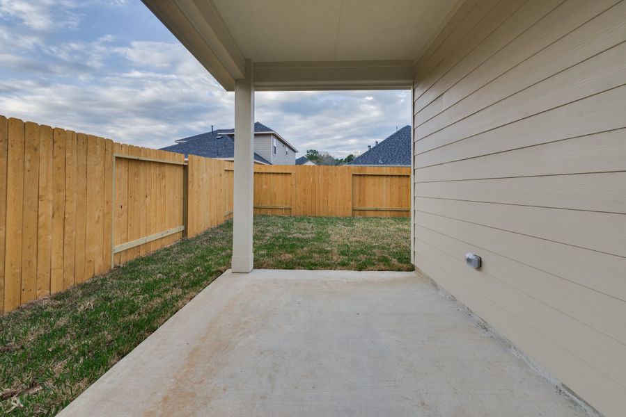Representative exterior details of a home built from the Floor Plan 1784 by Colina Homes in Tidwell Lakes, Houston (Image 3).