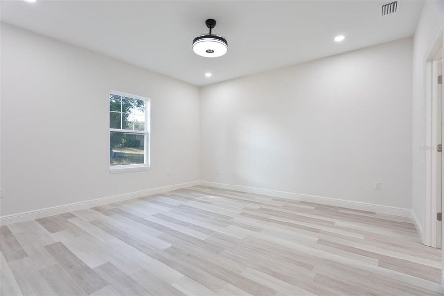Spacious, unfurnished interior of a new home in , Ocala (Image 27).
