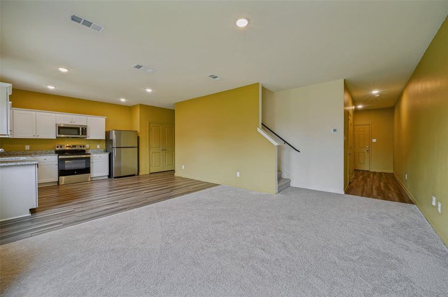 Spacious, unfurnished interior of a new home in Creekview Fossil Ridge, Pilot Point (Image 24).
