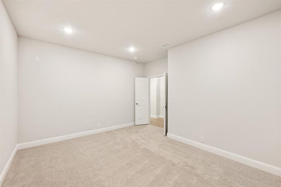 Spacious, unfurnished interior of a new home in Somerset, Mansfield (Image 32).