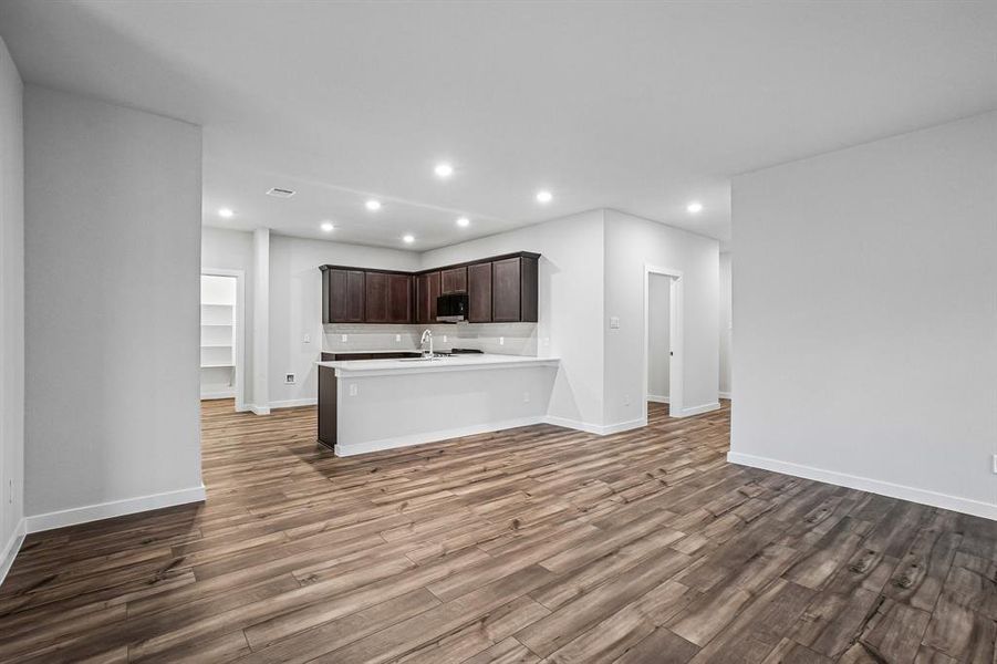 Spacious, unfurnished interior of a new home in Middlefield Village, Dallas (Image 32).