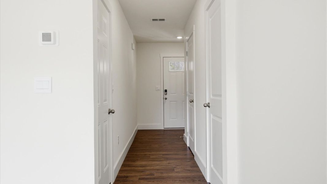 Spacious, unfurnished interior of a new home in Emory Creek, Harriman (Image 16).
