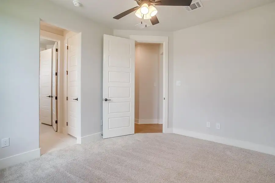 Spacious, unfurnished interior of a new home in Peaks at Lone Elm, Waxahachie (Image 26).