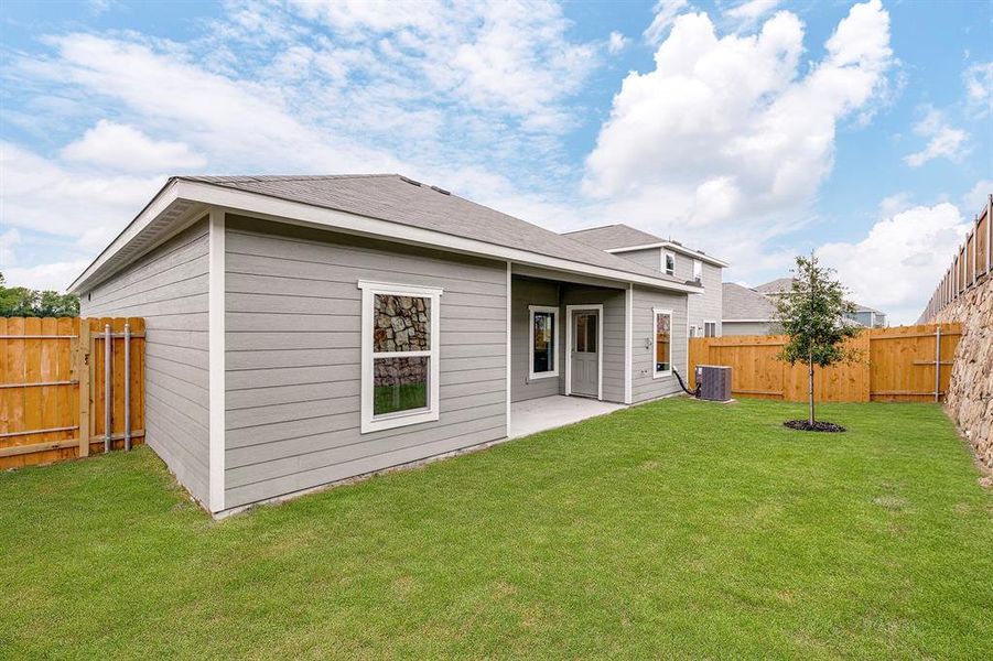 Exterior details and patio area of a home in College Park, Dallas (Image 3).