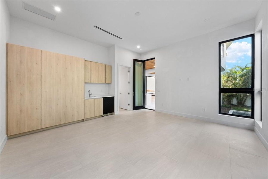 Spacious, unfurnished interior of a new home in , Tampa (Image 19).