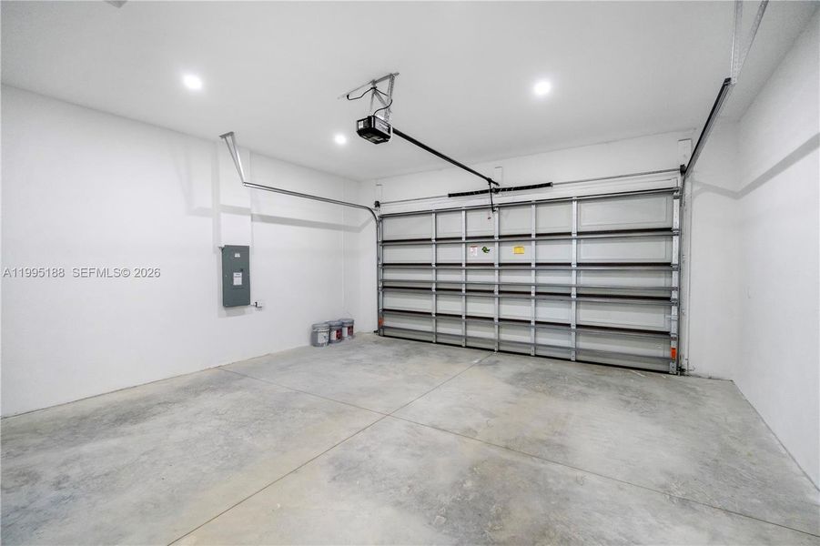 Spacious, unfurnished interior of a new home in , Cape Coral (Image 45).