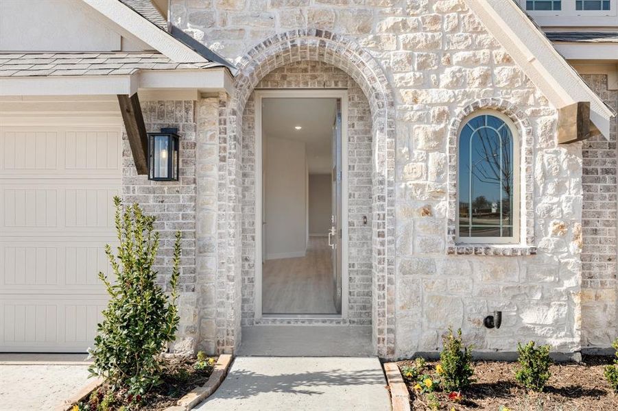 Exterior details and patio area of a home in El Dorado, Granbury (Image 26).