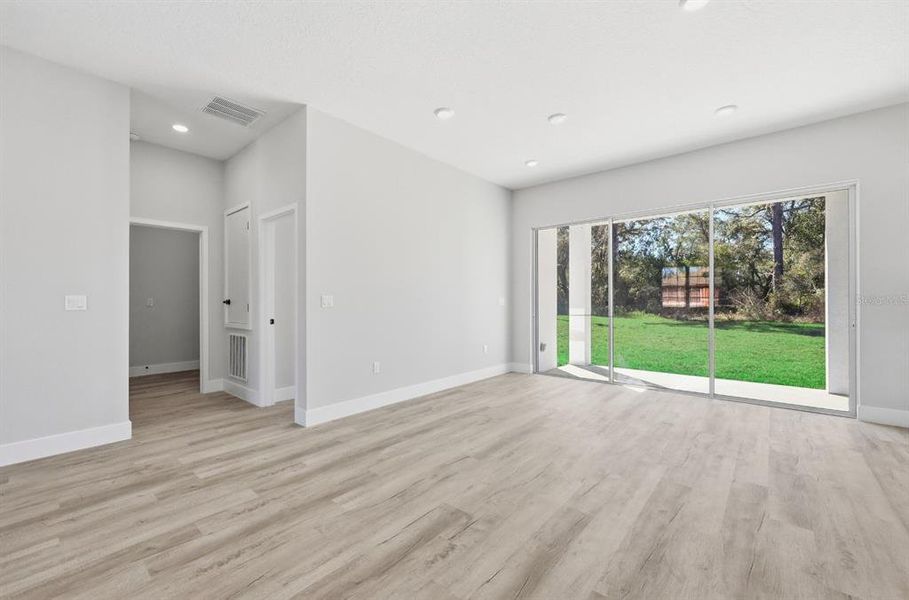 Spacious, unfurnished interior of a new home in , Ocala (Image 19).