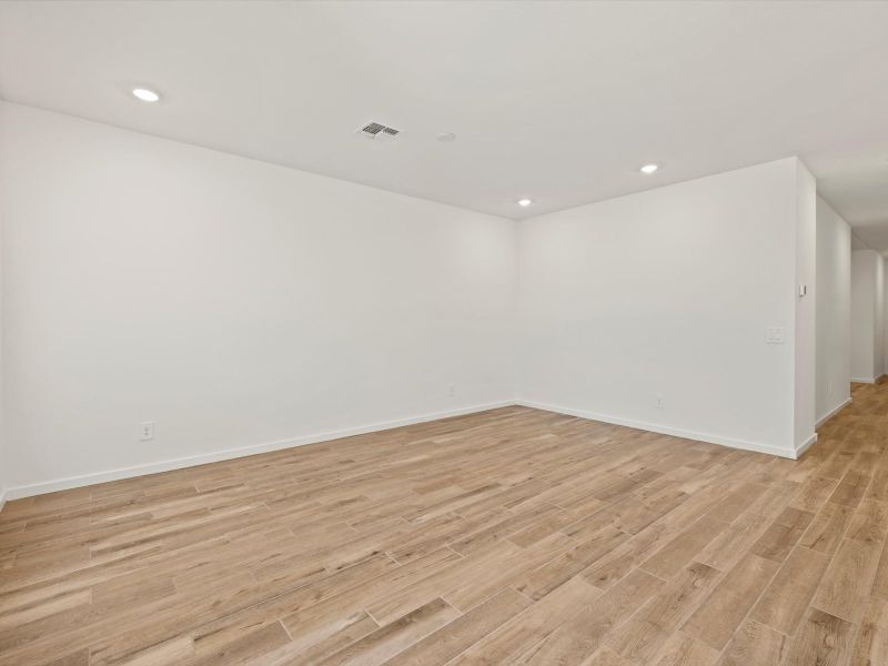 Spacious, unfurnished interior of a new home in Wildera, San Tan Valley (Image 9).