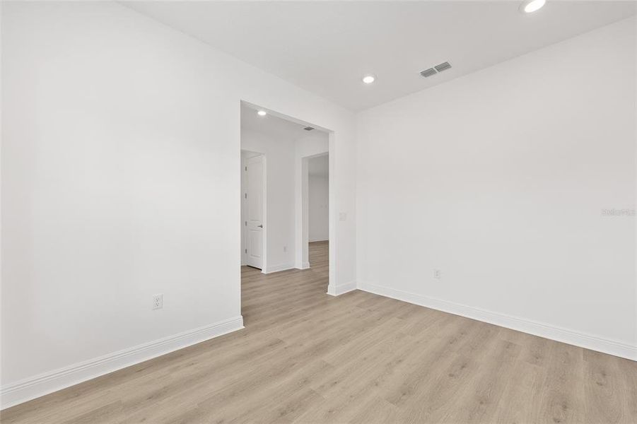 Spacious, unfurnished interior of a new home in , Ocala (Image 15).