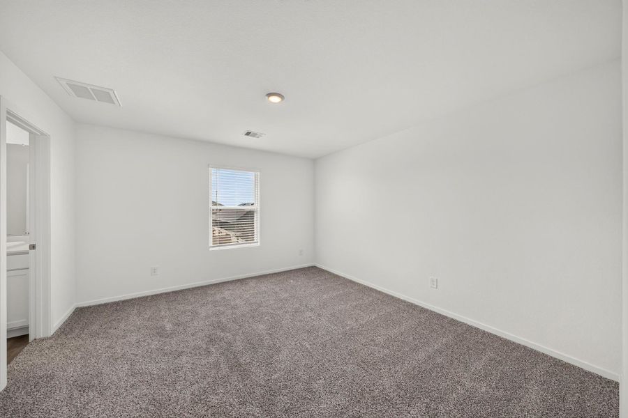 Spacious, unfurnished interior of a new home in Sunterra, Katy (Image 9).