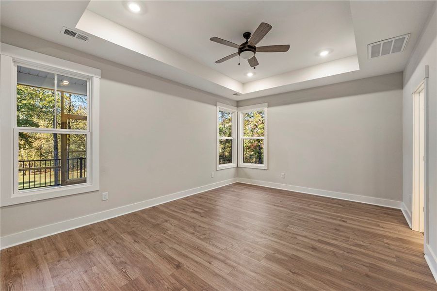 Spacious, unfurnished interior of a new home in Cross Creek Plantation, Seneca (Image 29).