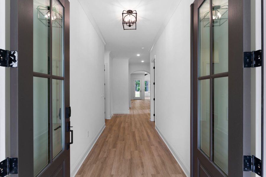 Spacious, unfurnished interior of a new home in Lake Arrowhead, Waleska (Image 16).