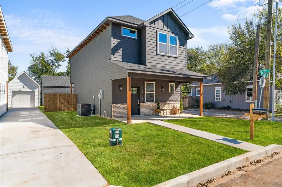 Exterior details and patio area of a home in , Cleburne (Image 4).