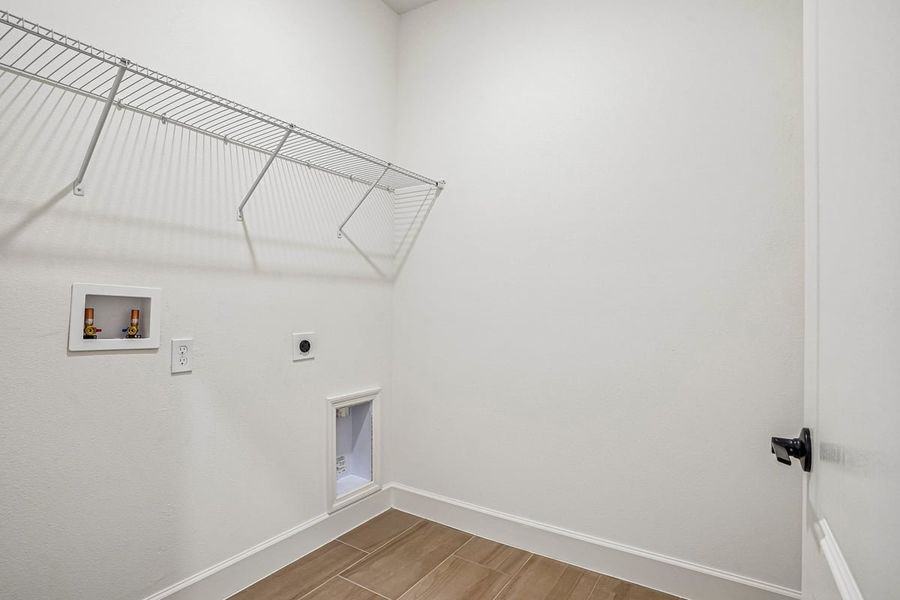 Spacious, unfurnished interior of a new home in Oasis Reserve, Orlando (Image 14).