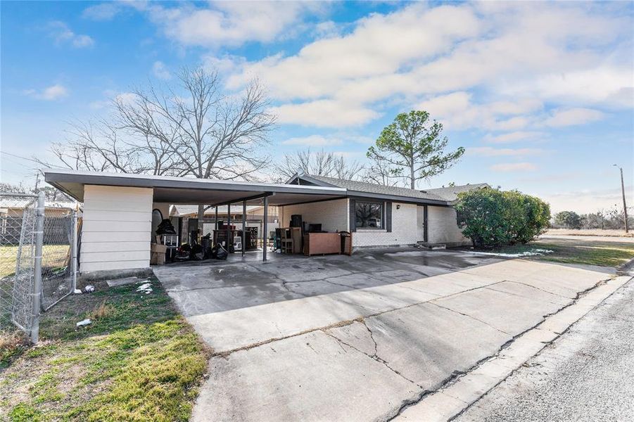 Exterior details and patio area of a home in , Brownwood (Image 25).