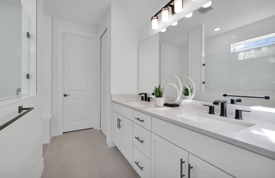 Whitestone | Owner's Bathroom
