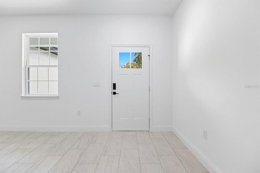 Spacious, unfurnished interior of a new home in , Citrus Springs (Image 11).