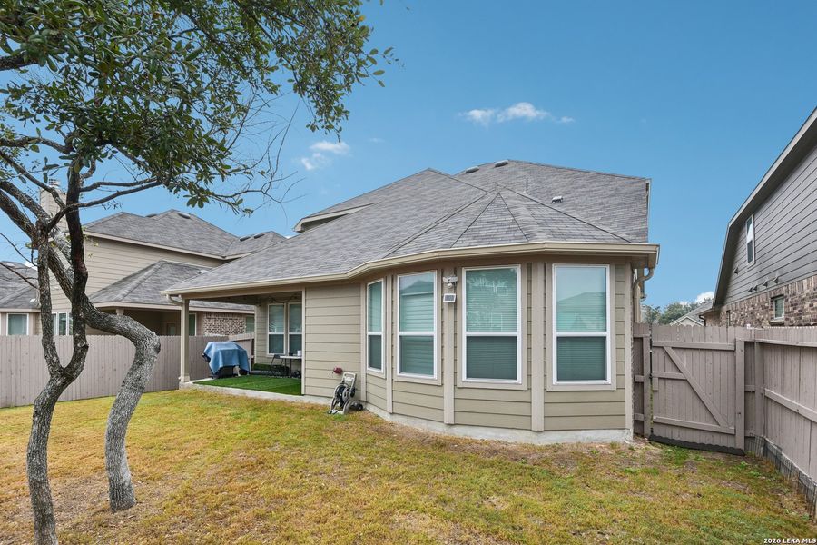 Exterior details and patio area of a home in Davis Ranch, San Antonio (Image 24).