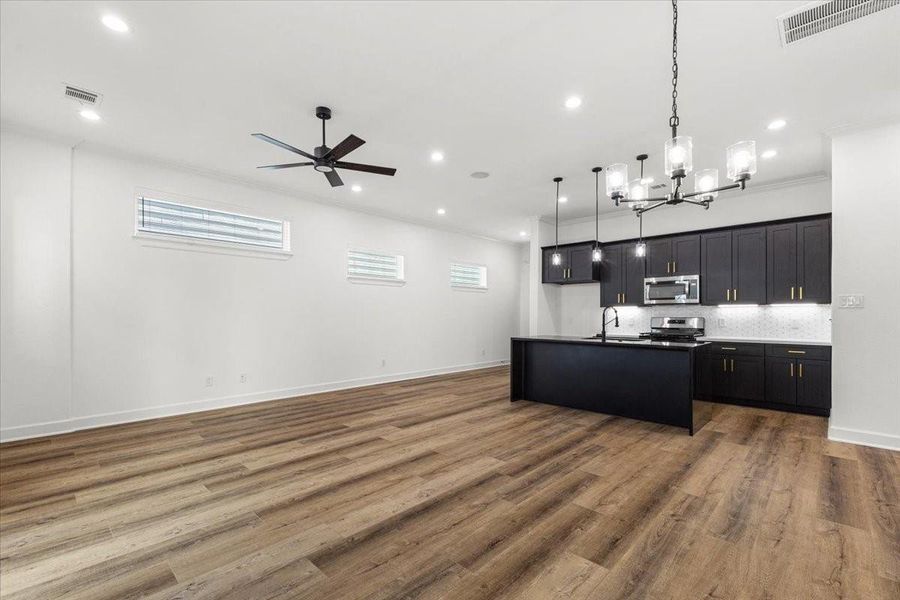 Spacious, unfurnished interior of a new home in , Houston (Image 18).